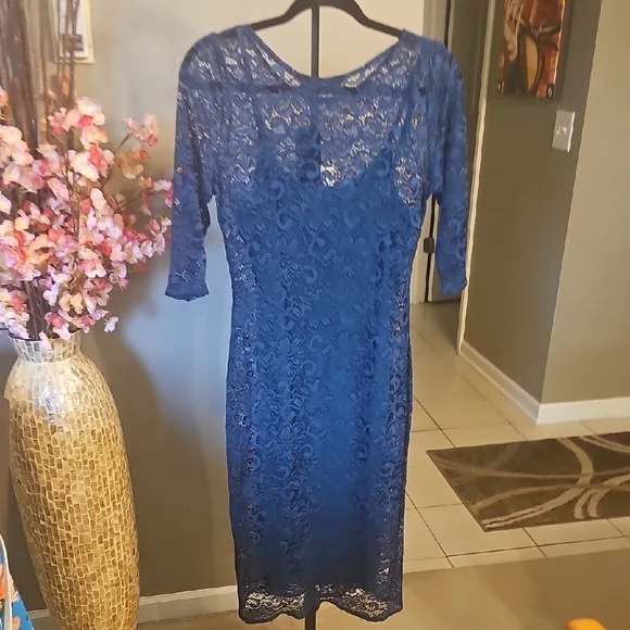 Lady Vintage Beatrice Wiggle Dress in Teal Lace Classic - Picture 3 of 6